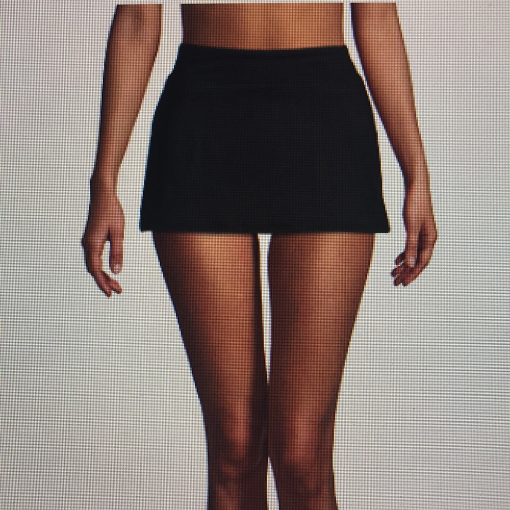 Lands End Chlorine resistant mini swim skirt .